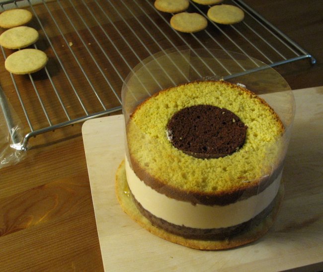 Assembling caramel cake